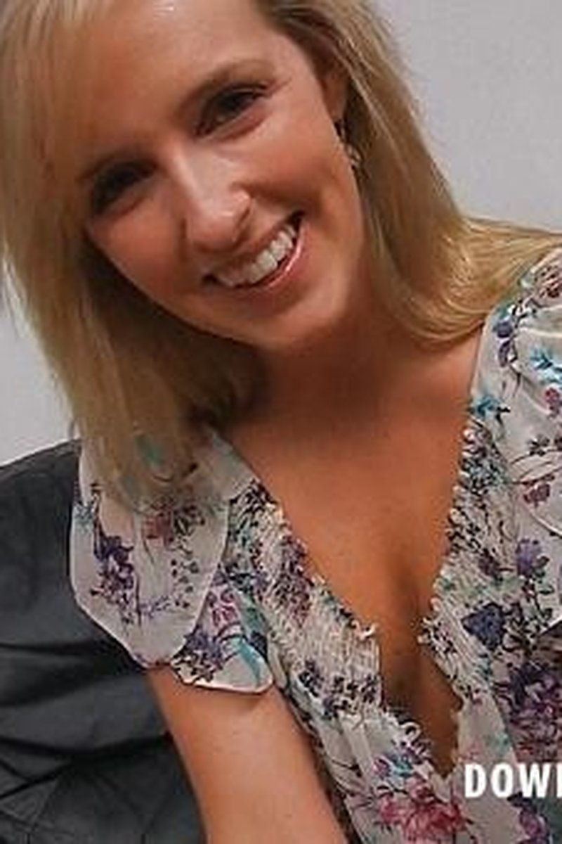 Toni - Screenshot 1 of 4 - Downblouse
