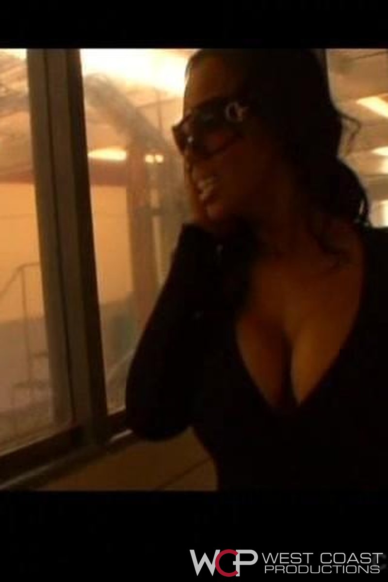 BBW Lady Giving Doggy Fuck - Screenshot 1 of 4 - BBW