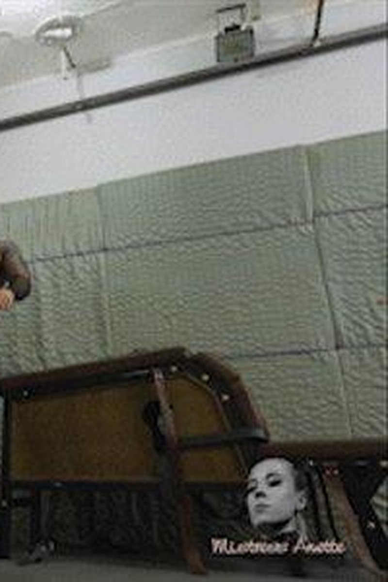 Spread Cheeks HD Mp4 - Screenshot 1 of 4 - BDSM