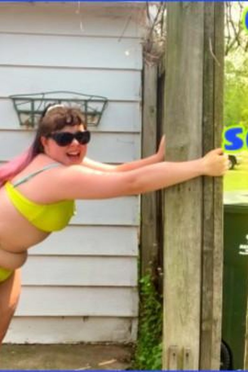 Outdoor Belly Squishing/Pulling - Screenshot 1 of 4 - Belly Fetish