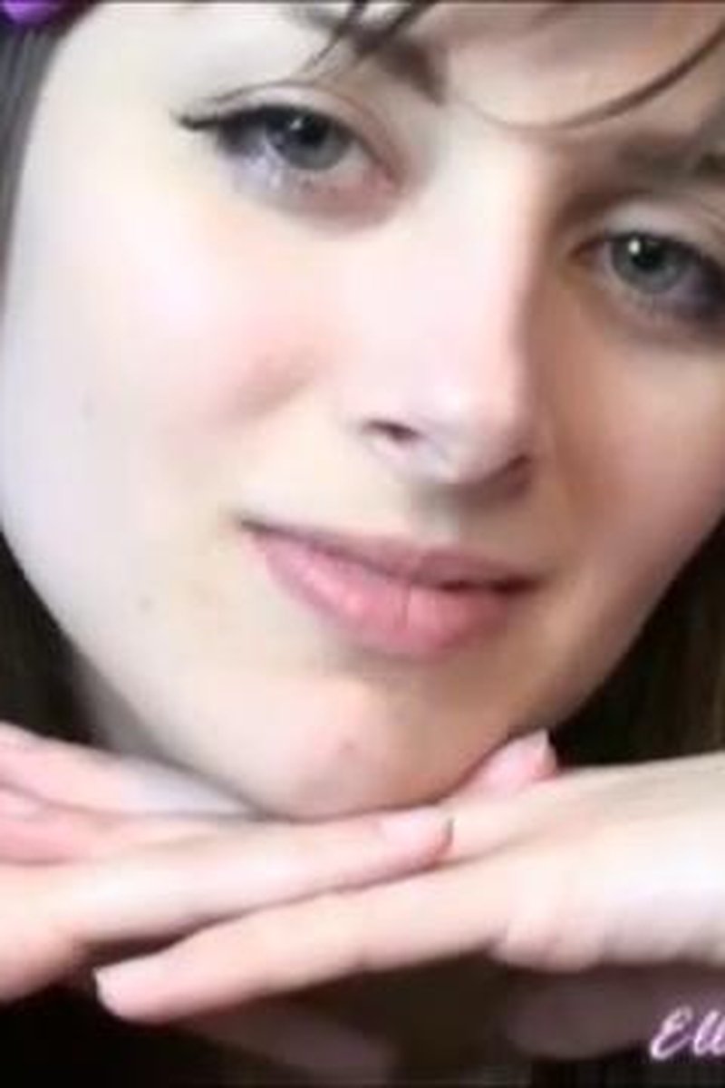 Folded Hands - Screenshot 1 of 4 - Babes
