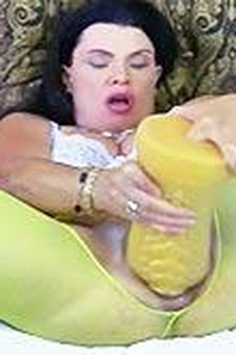 Tabbys Xl Dragon Dildo Fuck - Screenshot 1 of 4 - Gaping