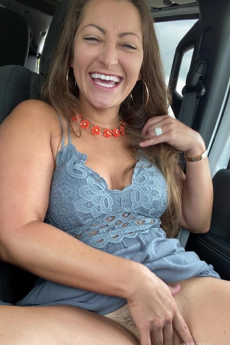 Public Car Masturbation - Screenshot 1 of 4 - Car