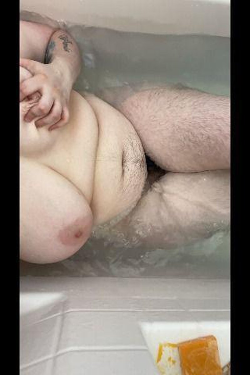 Bathub Titty Rubbing - Screenshot 1 of 4 - Bathroom
