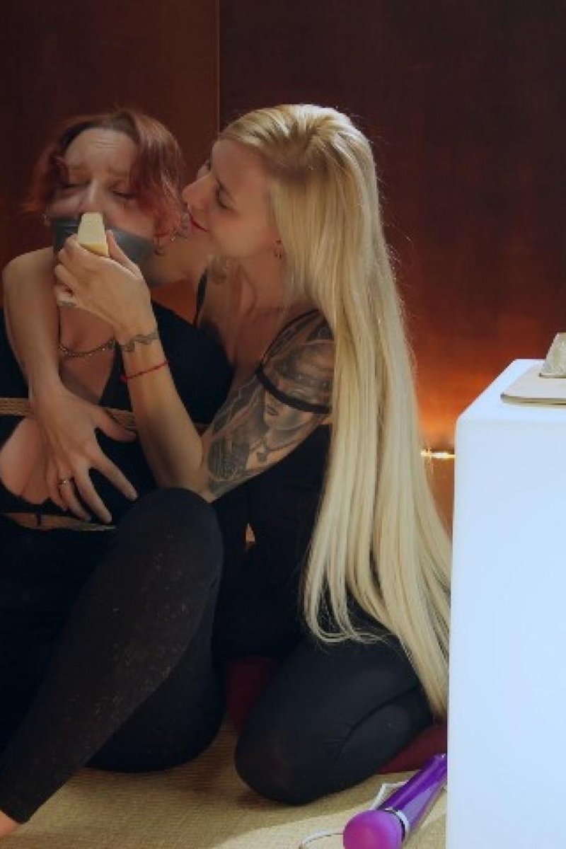 Cheese Orgasm - Screenshot 1 of 4 - Blonde Hair (Female)