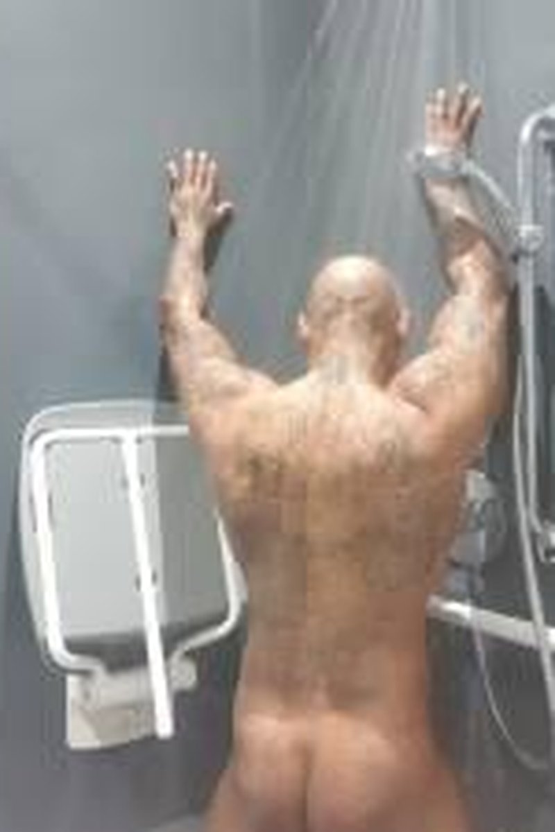 Public Shower - Screenshot 1 of 4 - Ass Worship