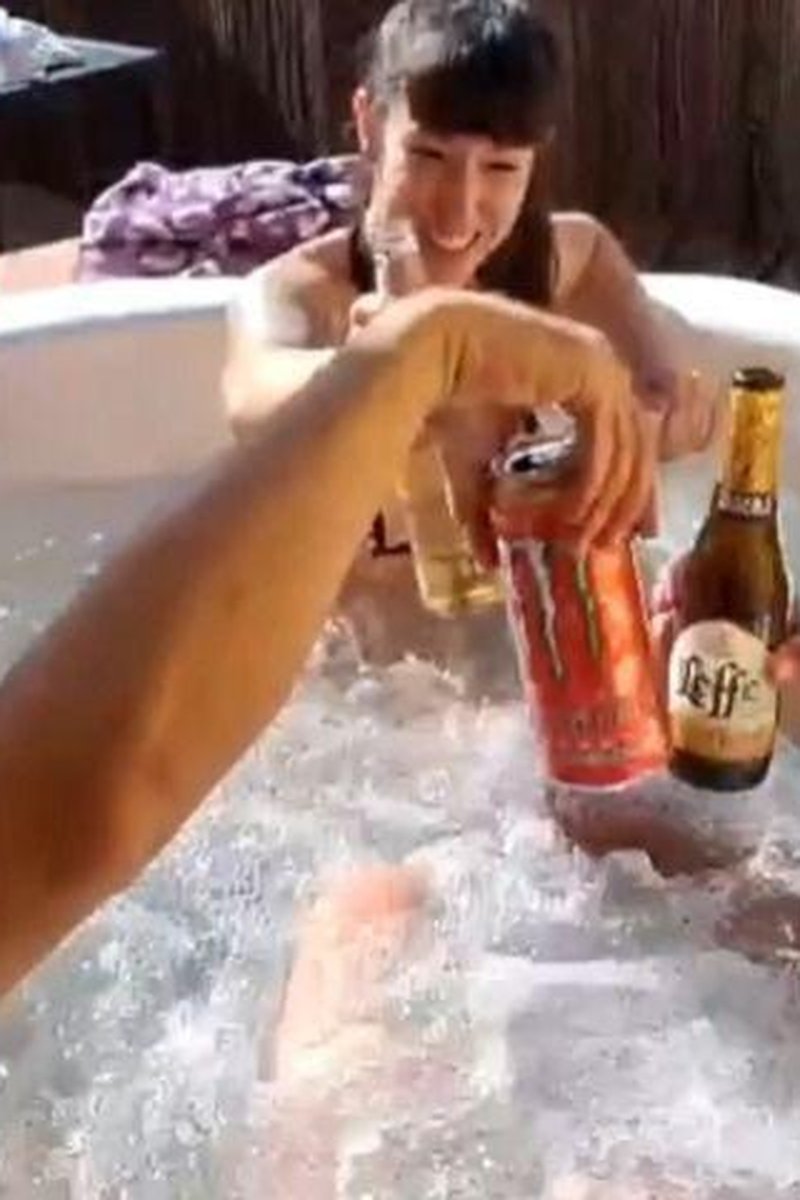 Jacuzzi Tease 1 - Screenshot 1 of 4 - Hang
