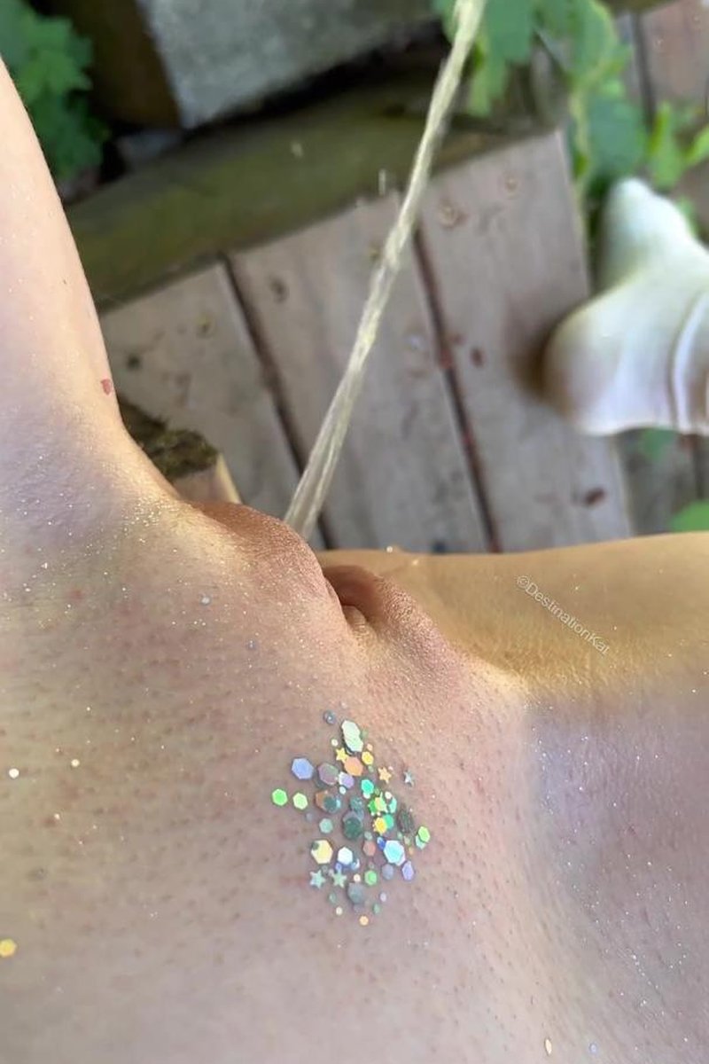 Sparkly Pee! - Screenshot 1 of 4 - Bottomless Female