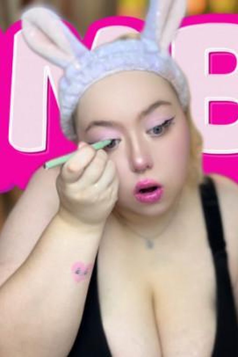 Bimbo Makeup Process - Screenshot 1 of 4 - Babes