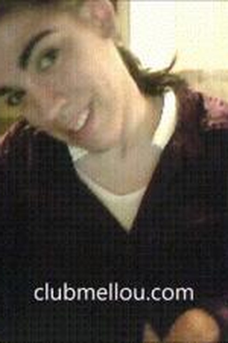 Cleavage Play - Screenshot 1 of 4 - Amateur