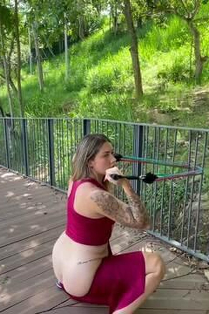 Showing Ass In A Public Park - Screenshot 1 of 4 - Amateur