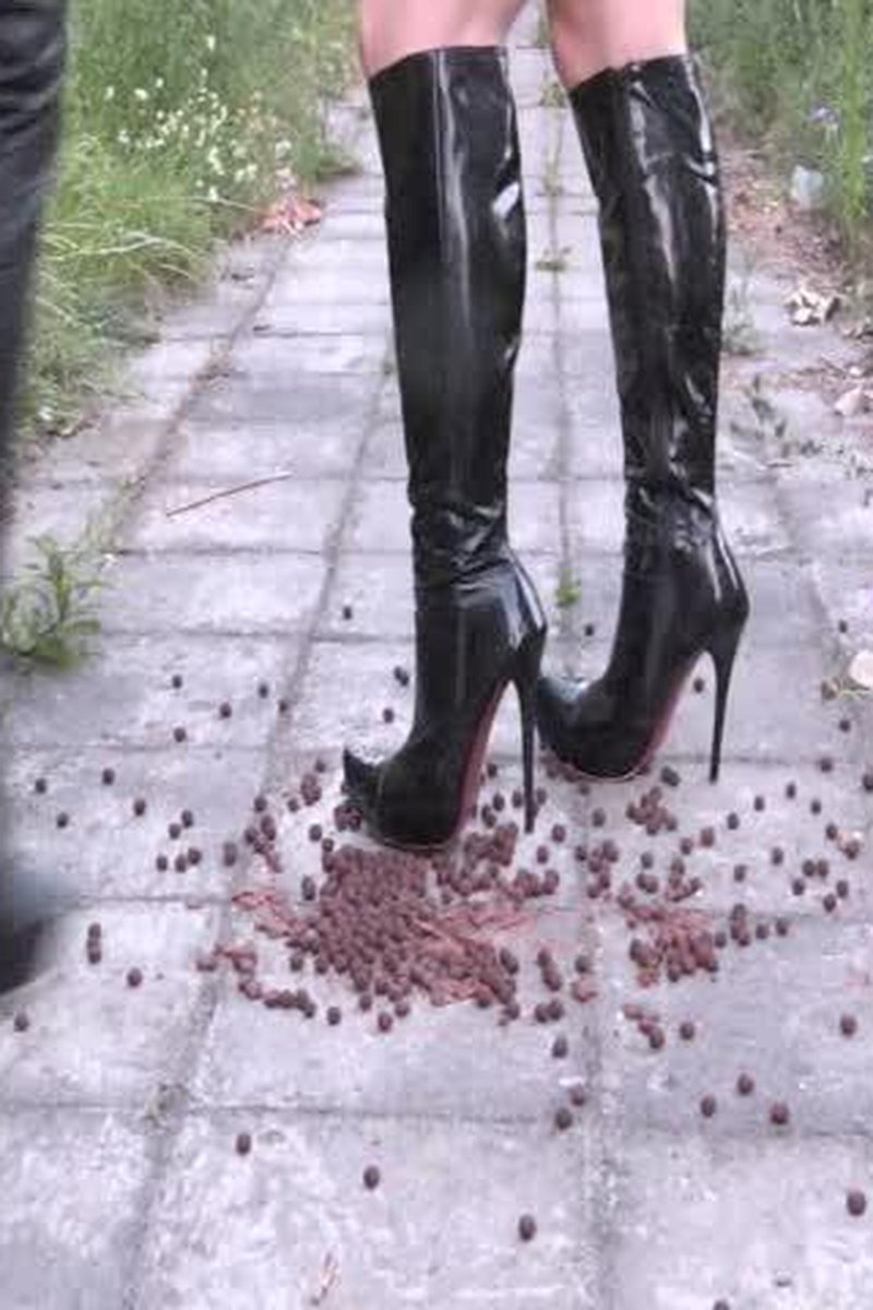 Boots Trampling - Screenshot 1 of 4 - Boots