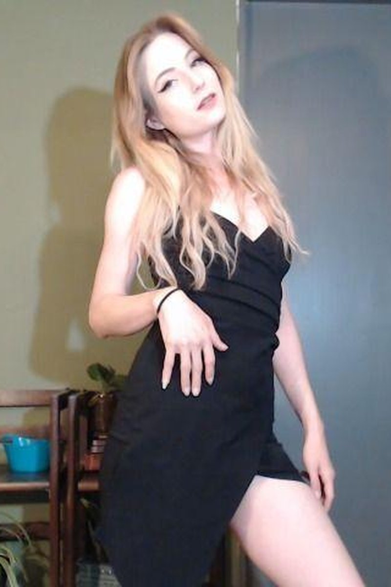 Standing Up - Screenshot 1 of 4 - Blonde Hair (Female)