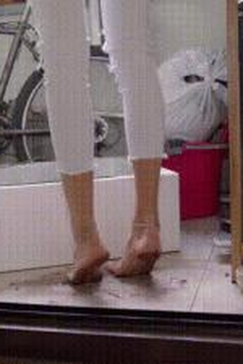 TP-iwantclipspolishmistress-larisa-and-man-tied-under-her-bed-polish-language-4096x2304-4k