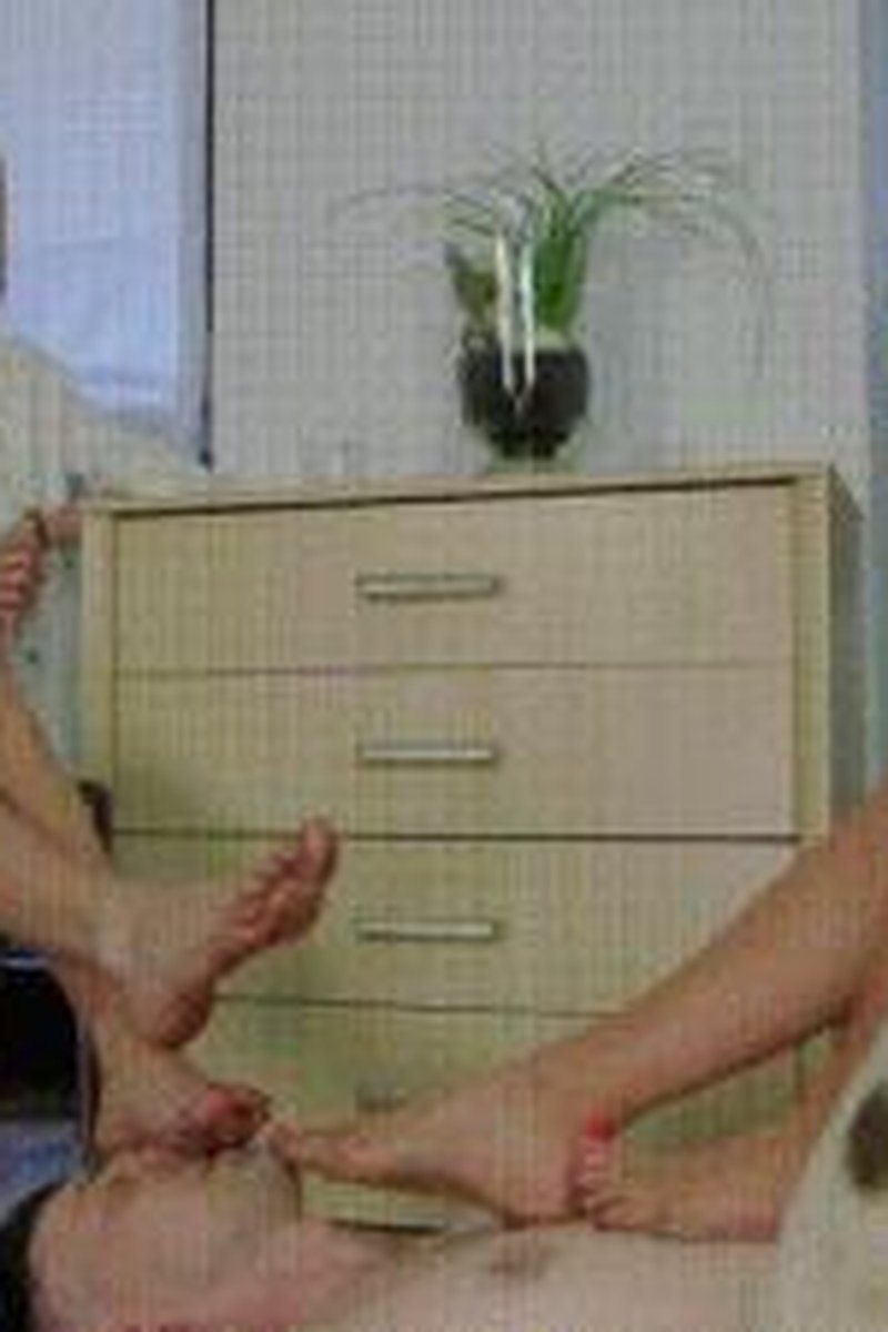 TP-iwantclipspolishmistress-man-under-larisa-and-elzbieta-footrest-and-licking-polish-language-4096x2304-4k
