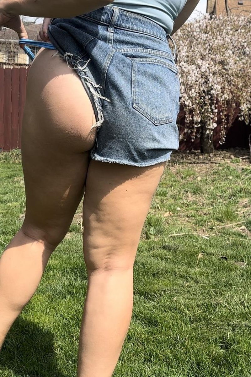 Outside And Bare-Assed - Screenshot 1 of 4 - Ass Worship