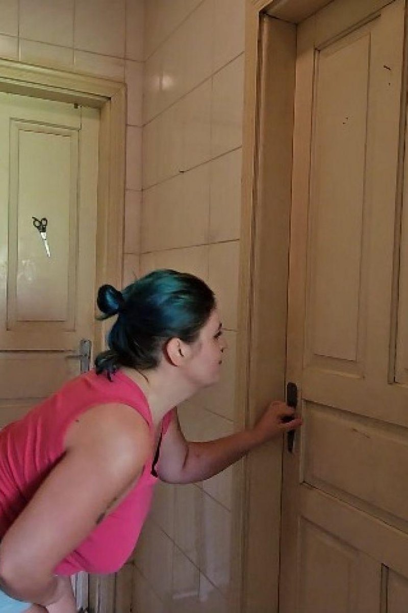 Pee Desperation - Screenshot 1 of 4 - Desperate Pissing