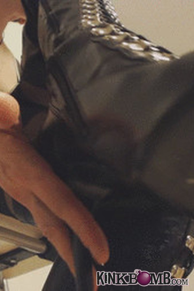 Thelatexqueen: Foot Slave Training - Screenshot 1 of 4 - Boots