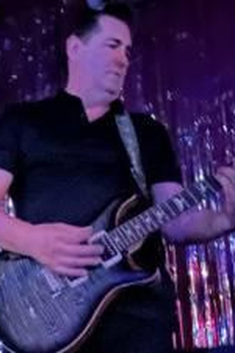 Guitar Man - Screenshot 1 of 4 - Babes