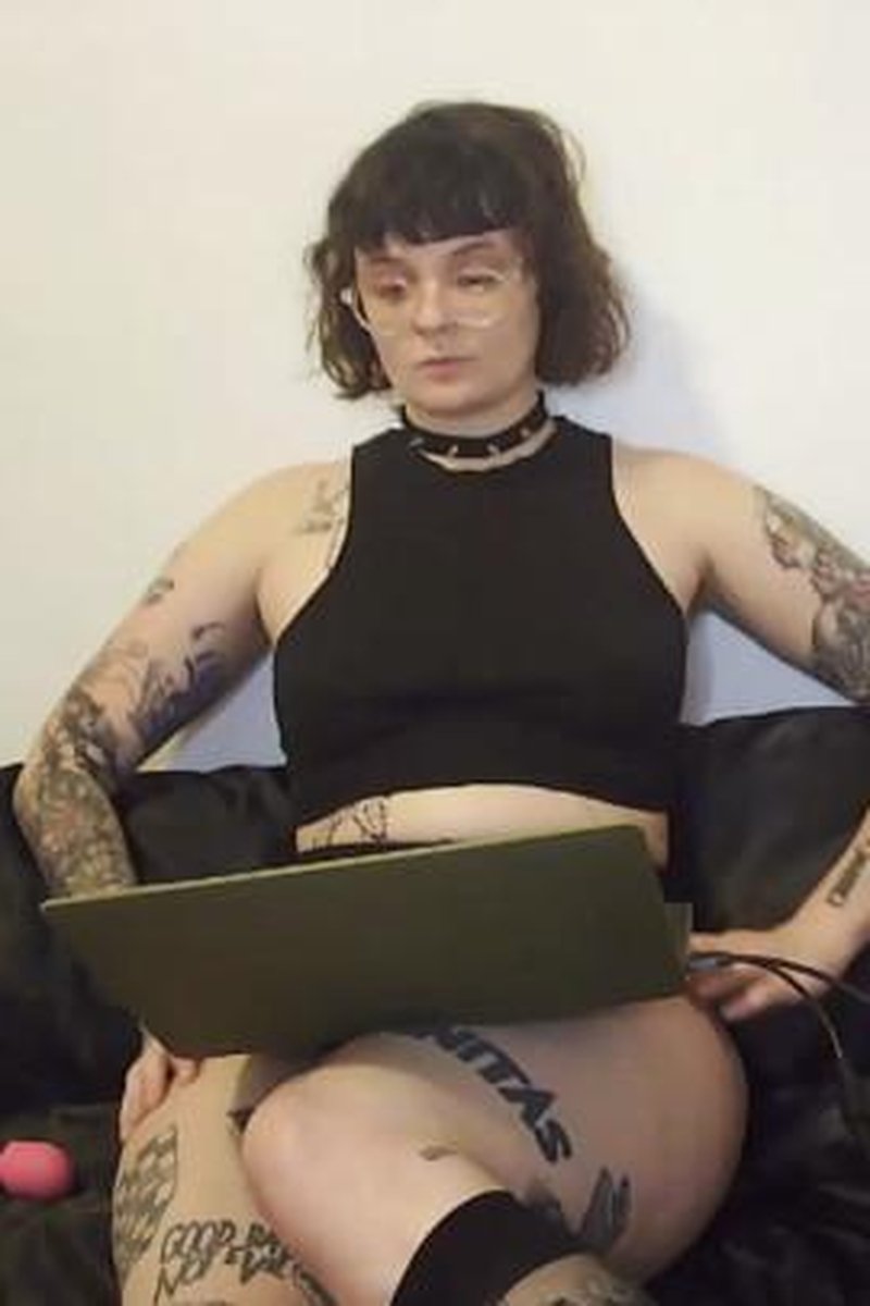 Quick Clit Wand Orgasm - Screenshot 1 of 4 - Alternative Girl