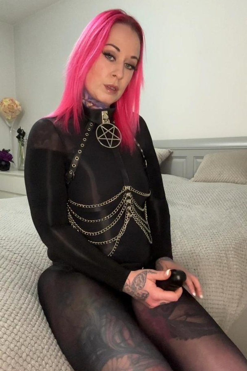 Strapon Tease - Screenshot 1 of 4 - Bodystocking