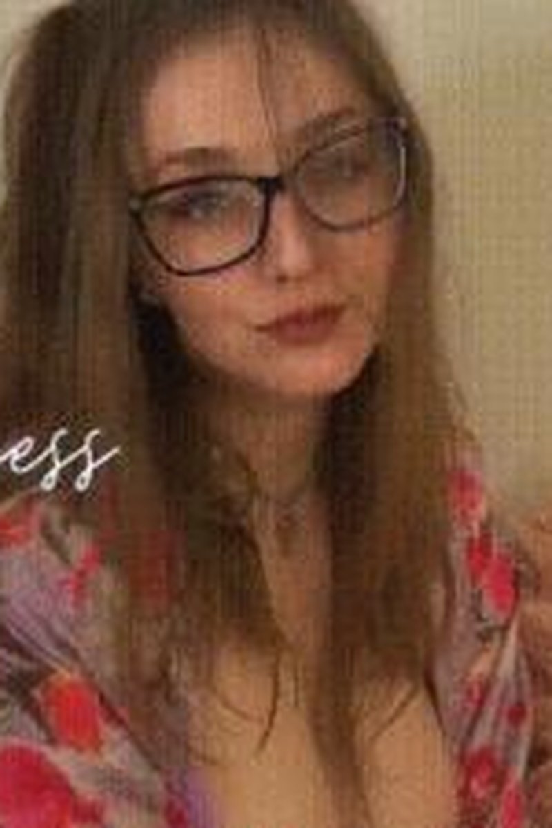 Cuck For Princess - Screenshot 1 of 4 - Bisexual
