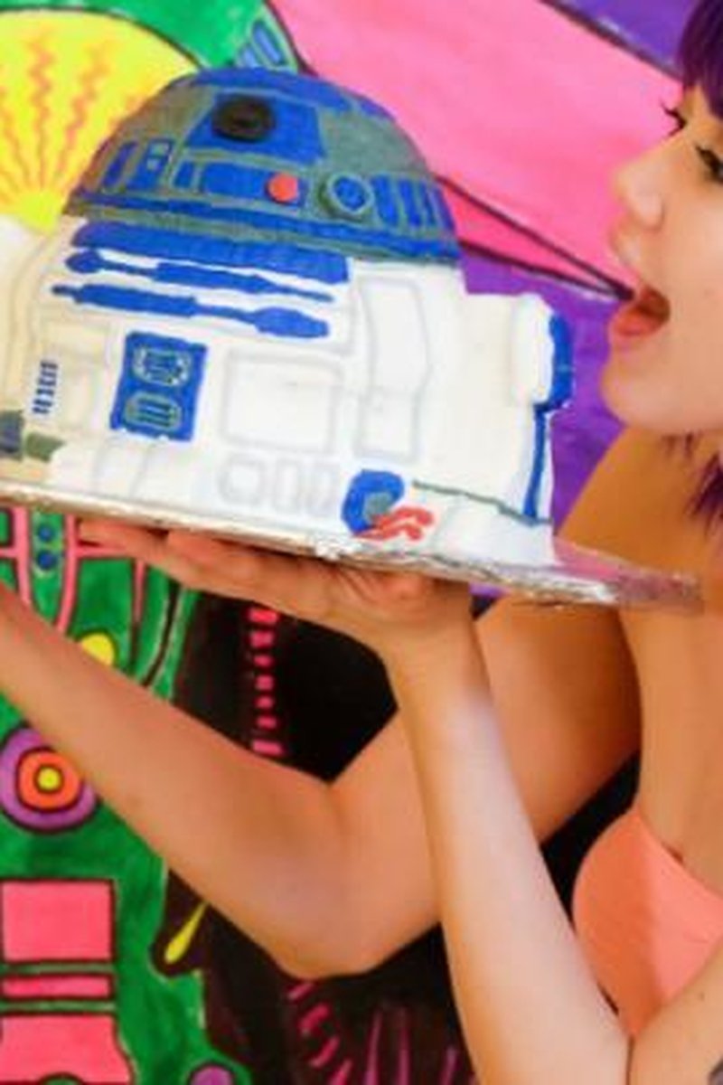 Harley Greens R2D2 Starwars Cake Fucking - Screenshot 1 of 4 - Food