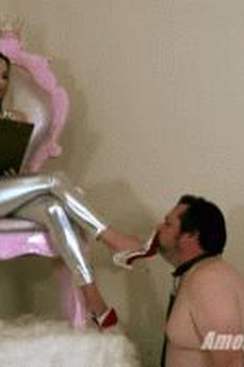 Weekly Paycheck Presentation - Screenshot 1 of 4 - Femdom