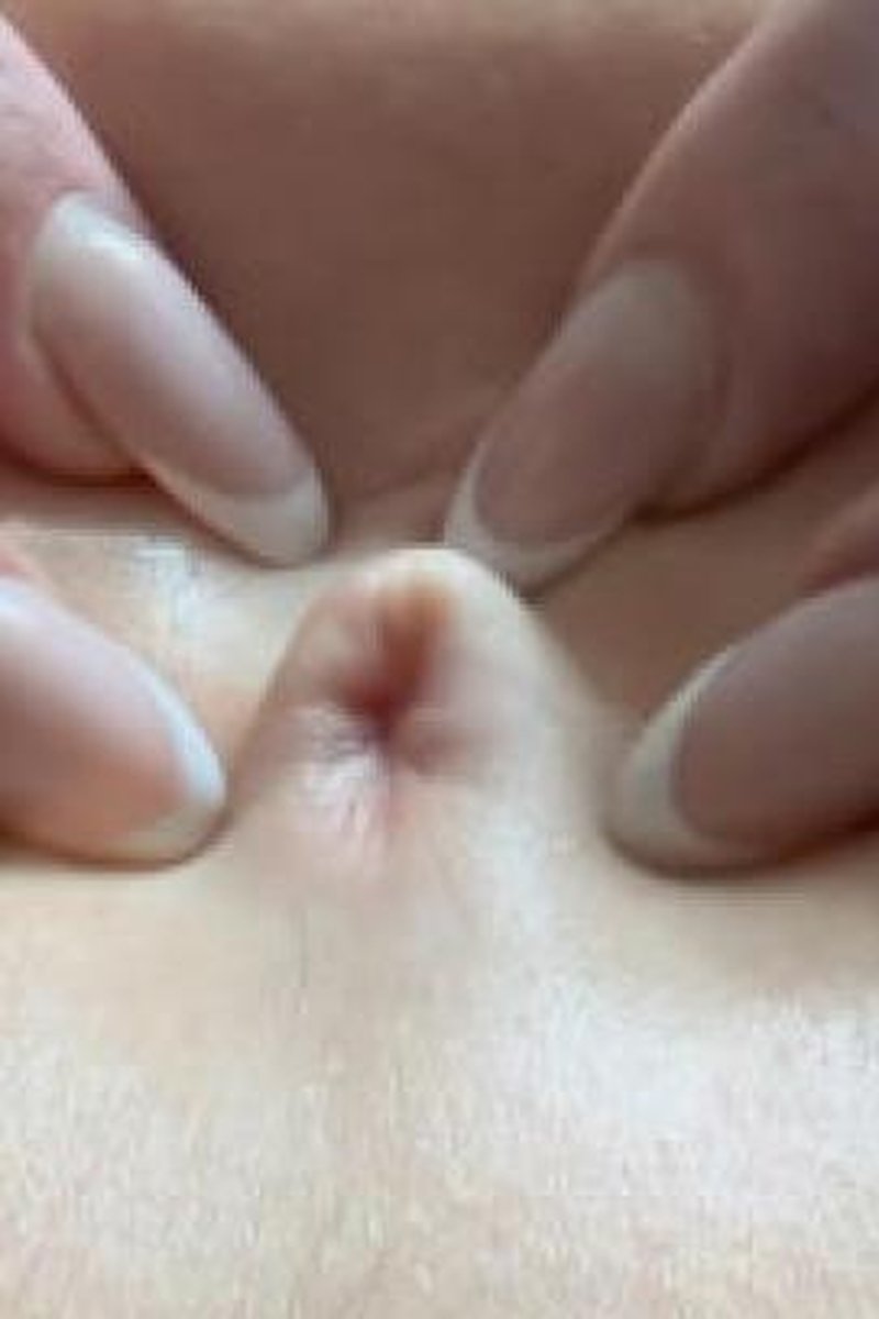 Oiling My Belly Button - Screenshot 1 of 4 - Belly Fetish
