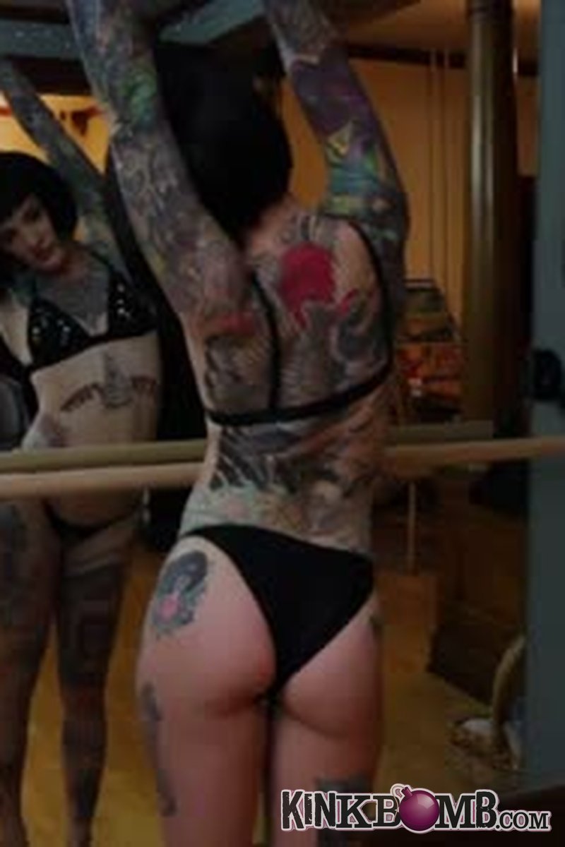 Miss Bat: Booty Tease & Worship *Silent - Screenshot 1 of 4 - Ass Worship