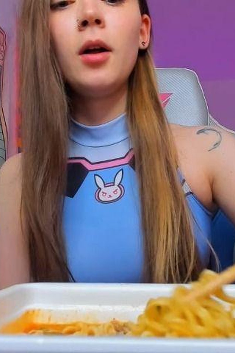 Eating Nudles - Screenshot 1 of 4 - Cosplay