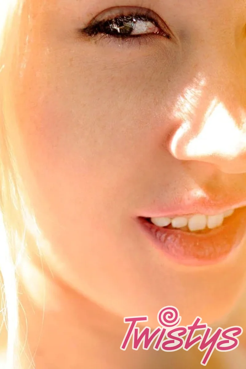 Backyard Kink - Screenshot 1 of 4 - Blond Hair