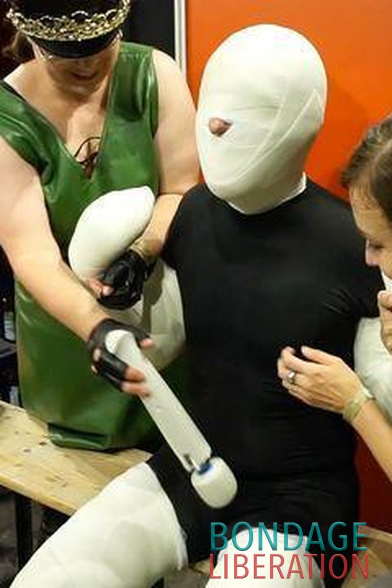 Convention Puppy Casting - Screenshot 1 of 4 - Bondage