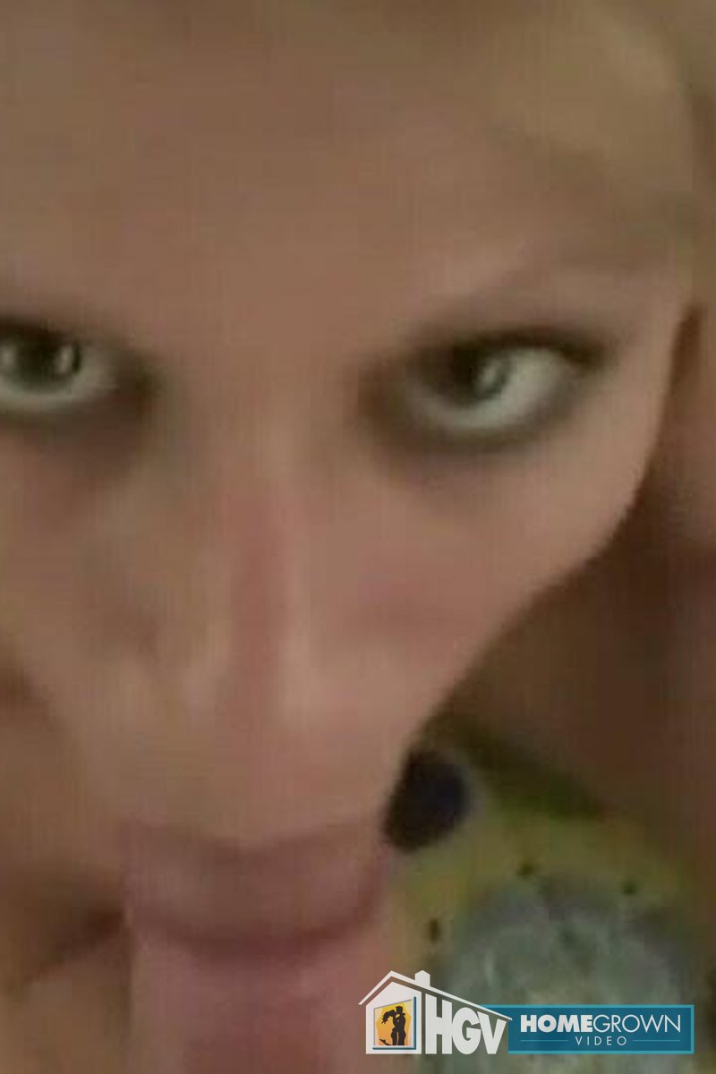Amber Gets Fingered - Screenshot 1 of 4 - Blond Hair