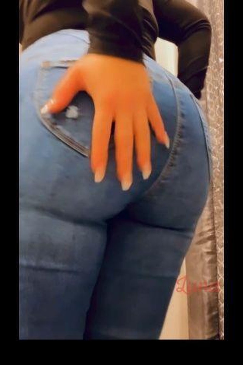 Getting Comfy - Screenshot 1 of 4 - Ass Fetish