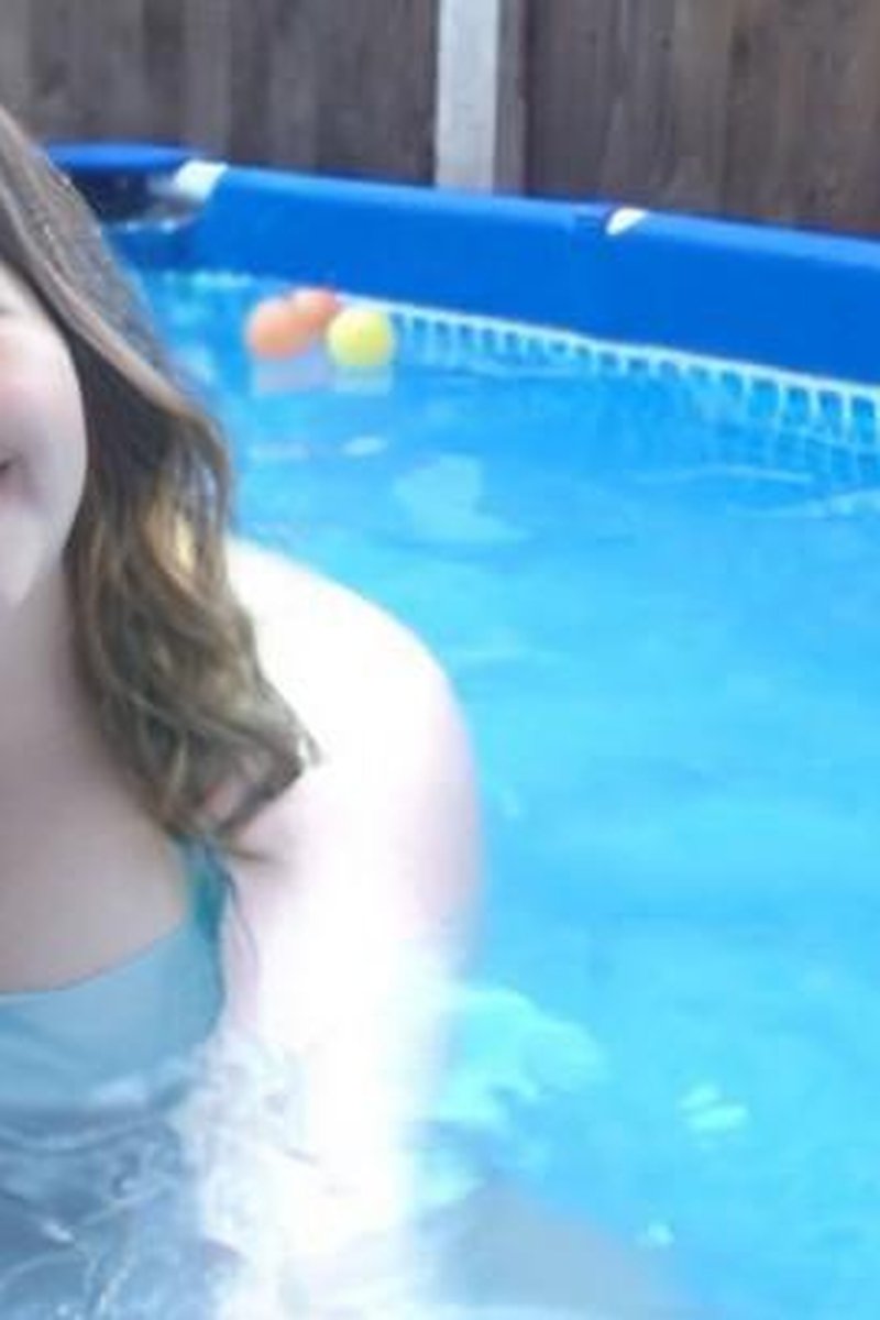 Arikajira Playing In The Pool Wet Fetish - Screenshot 1 of 4 - Curvy