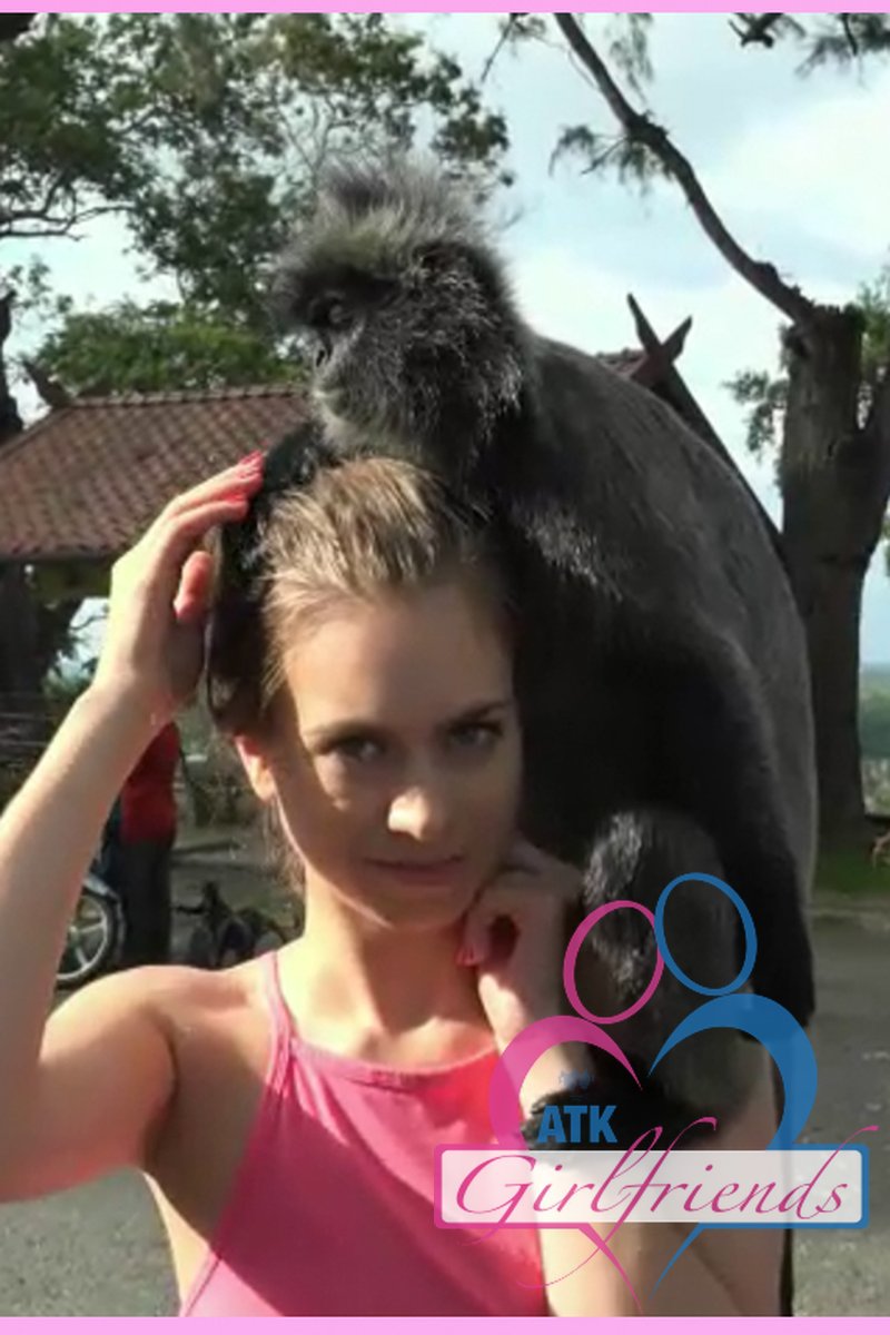 Jill Meets the Monkey and Has a Great Day Out! - Screenshot 1 of 4 - Brown Hair