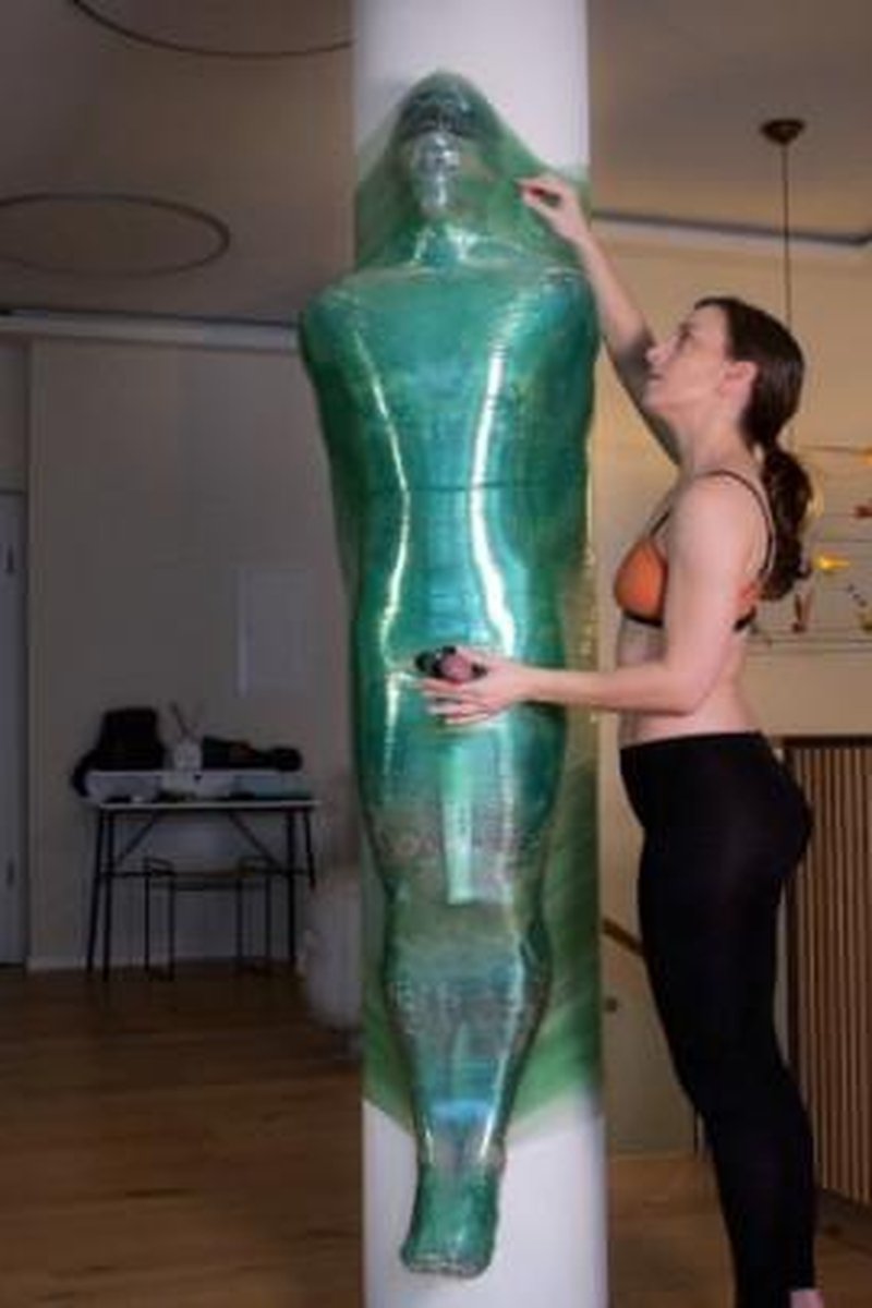 Column Mummification - Screenshot 1 of 4 - Blindfold