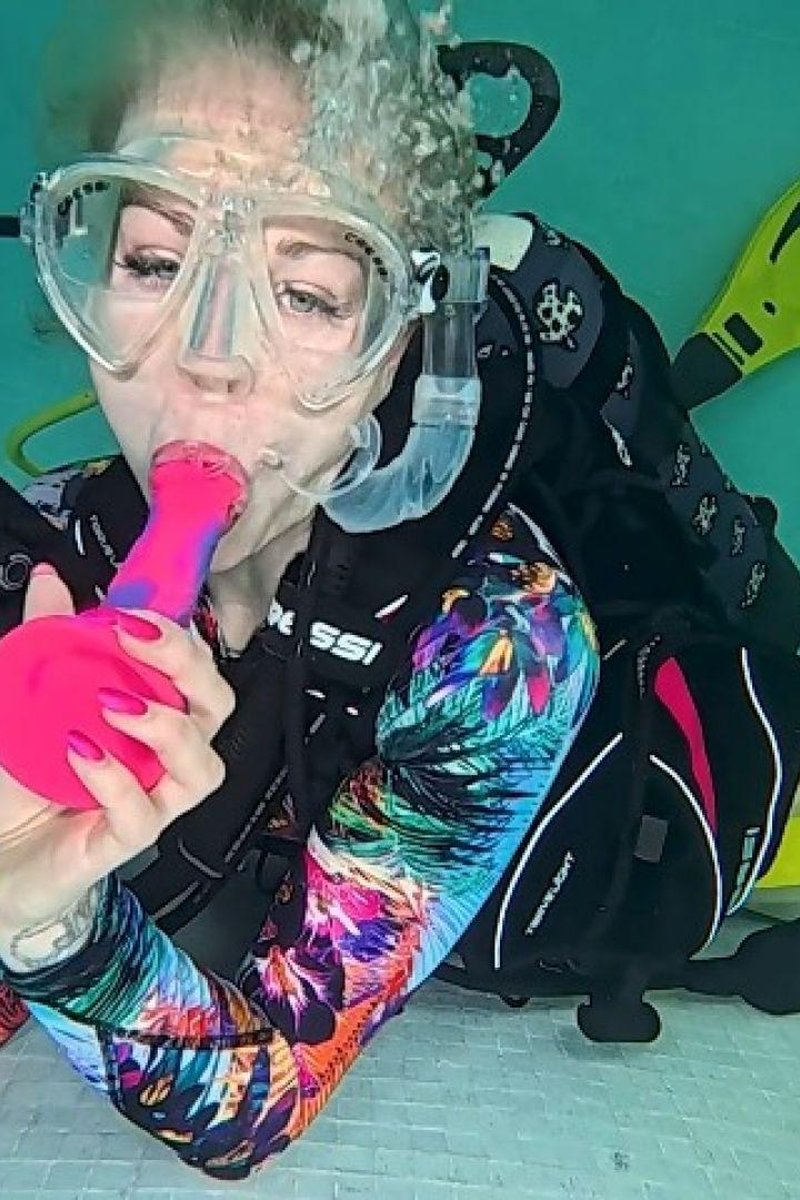 Scuba Blow Job Practice Underwater - Screenshot 1 of 4 - Blowjob