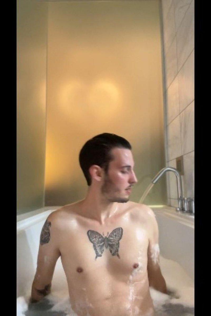 Splish Splash Taking A Bath - Screenshot 1 of 4 - Bathroom