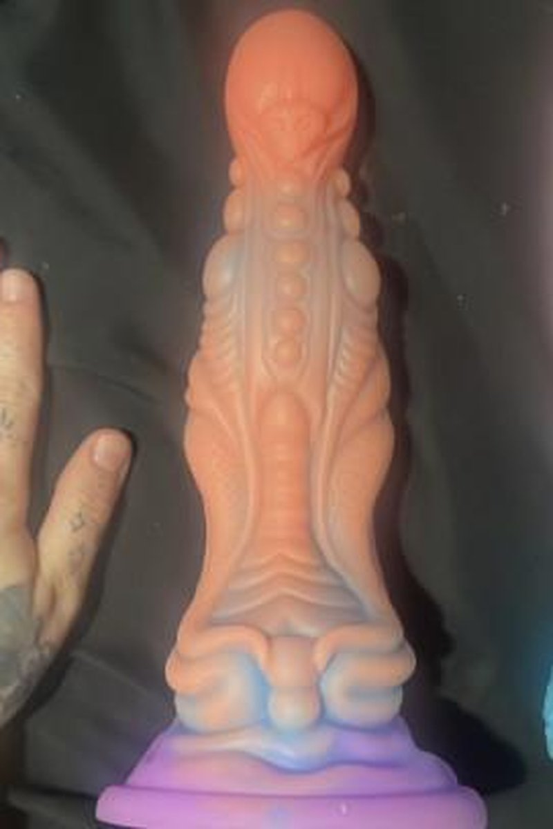 Fucking Two Alien Cocks - Screenshot 1 of 4 - Babes