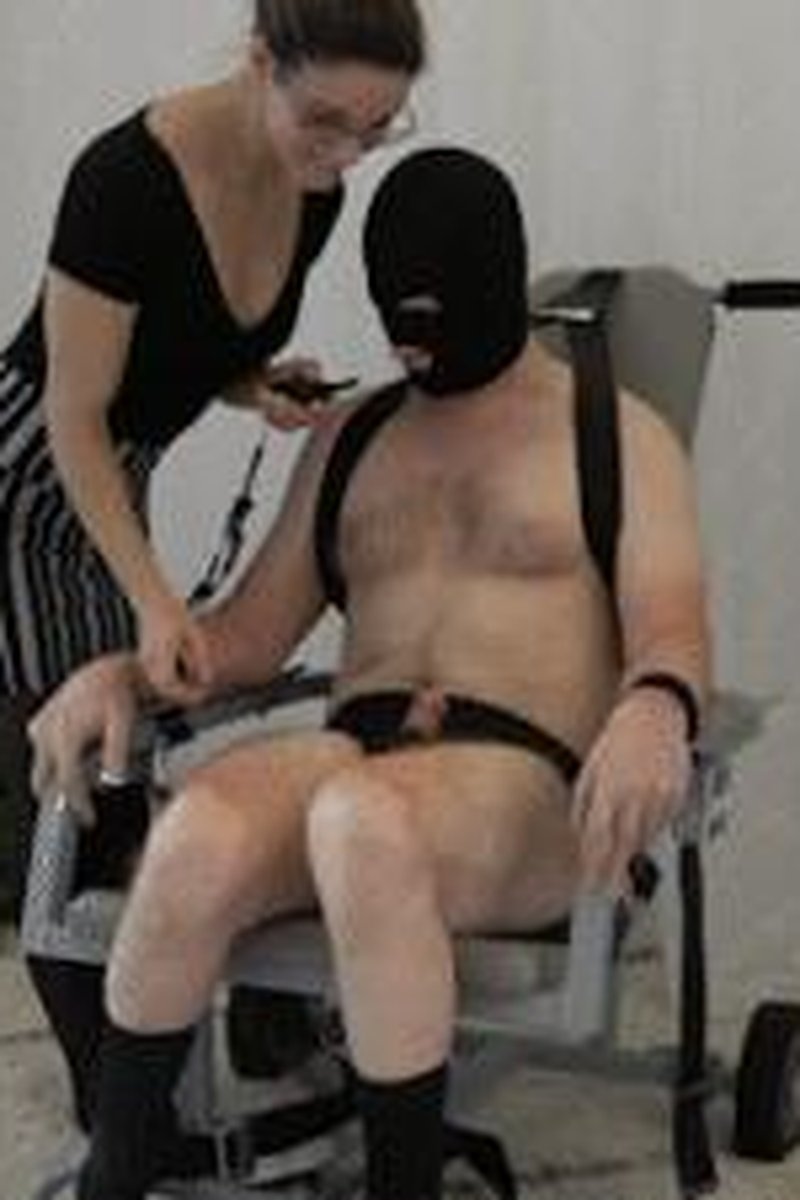 Serving Kat Turner - Screenshot 1 of 4 - Bondage