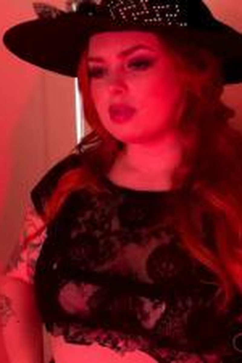 Witch Gets Stuck - Screenshot 1 of 4 - Ass Worship