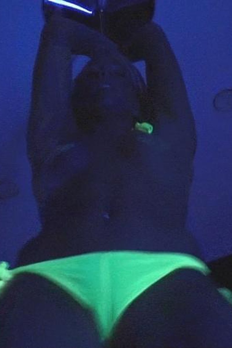 Black Light Stripper - Screenshot 1 of 4 - Amateur