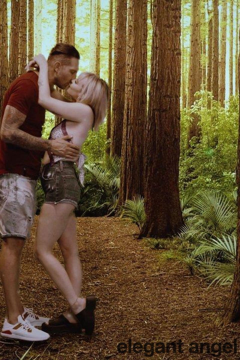 Cheaters - Chapter 4 - Discovery - Screenshot 1 of 4 - Blowjob