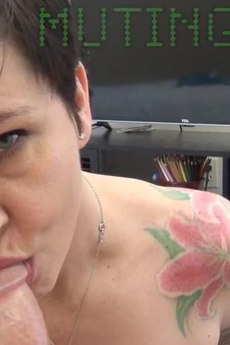 Muting Mom - Screenshot 1 of 4 - Blowjob