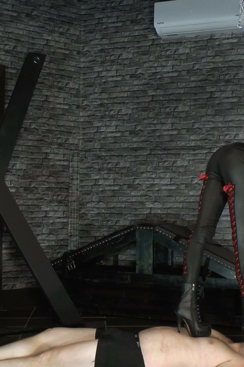 Slave Got Trampled - Screenshot 1 of 4 - BDSM