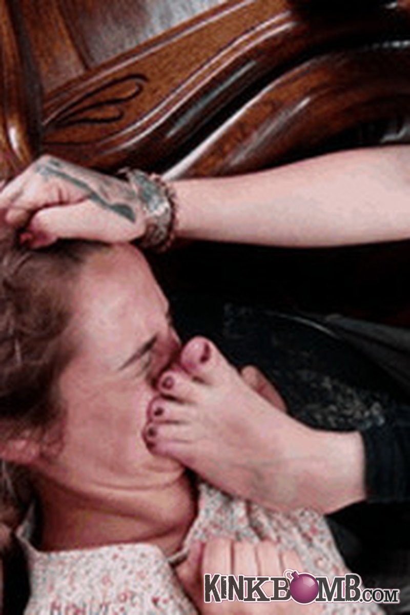 Feetextreme: Stinky Feet Bully - Screenshot 1 of 4 - Foot Fetish