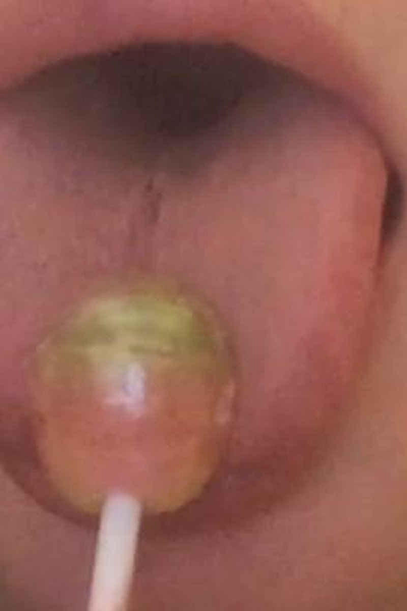 Arikajira Lollipop Sucker Close Up - Screenshot 1 of 4 - Licking