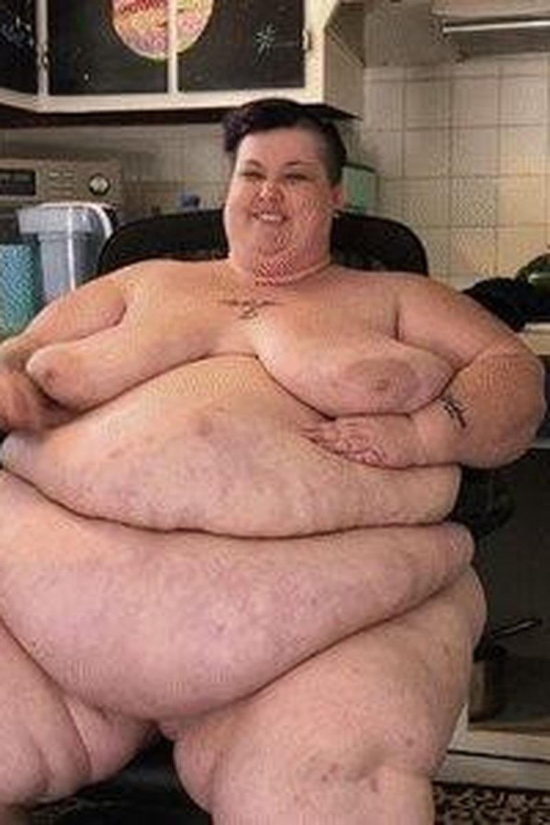 Mobility Challenged Housework *Mp4* - Screenshot 1 of 4 - 600 Lbs